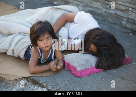 Innerhalb der philippinischen Städte ersichtlich auf Bürgersteigen schlafen obdachlose Menschen, darunter Kinder & ganze Familien. Stockfoto