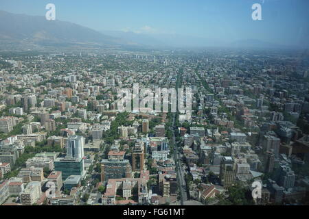 Blick über die Stadt Santiago aus dem Deck Beobachtungen des Gran Torre Santiago / Costanera Center. Stockfoto