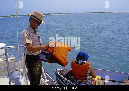 Ocean City, Maryland, USA, 23. Juli, 1987 Offizier Norman Mühlen der Maryland Natural Resources-marine-Einheit führt sicherere Bootfahren Inspektionen während patrouillieren in den Gewässern der Isle Of Wight Bucht auf der Westseite von Ocean City, MD  Bildnachweis: Mark Reinstein Stockfoto