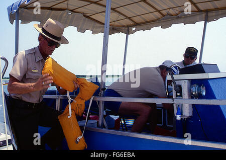 Ocean City, Maryland, USA, 23. Juli, 1987 Offizier Norman Mühlen der Maryland Natural Resources-marine-Einheit führt sicherere Bootfahren Inspektionen während patrouillieren in den Gewässern der Isle Of Wight Bucht auf der Westseite von Ocean City, MD  Bildnachweis: Mark Reinstein Stockfoto