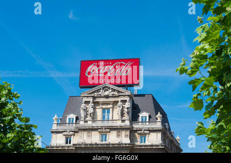 Brüssel, Belgien - 11. Juli 2015: Coca-cola-Werbung auf dem Dach eines Gebäudes. Es ist oft einfach als Koks (ein r Stockfoto