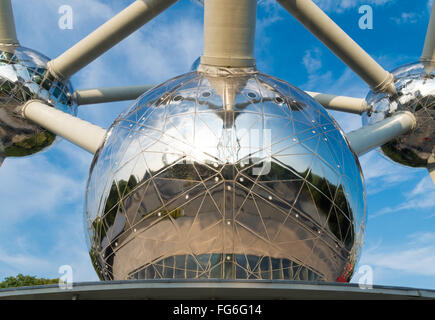 Brüssel, Belgien - 11. Juli 2015: Teil des Denkmals Atomium, ein Gebäude in Brüssel, die ursprünglich gebaut für die Expo 58, die Stockfoto