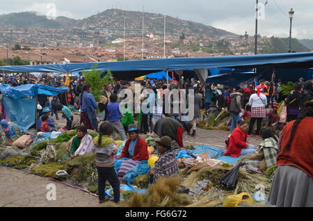 Kundenansturm bei der jährlichen Santuranticuy Weihnachtsmärkte in der Plaza de Armas in Cusco, Peru Stockfoto