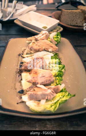 Frischer Thunfisch-Steak mit Gemüse auf dem Tisch im spanischen Restaurant, Andalusien, Spanien. Stockfoto