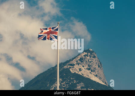 Britische überseegegend den Felsen von Gibraltar und die Flagge des Vereinigten Königreichs. Stockfoto