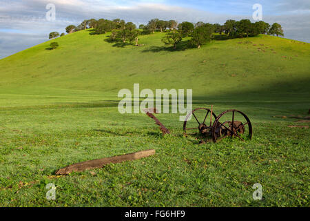 Verlassene Landmaschinen im Round Valley Regional Park in der Nähe von Byron, Kalifornien Stockfoto