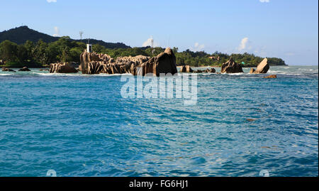 Riesige Granitfelsen in der Nähe von Praslin Insel im Indischen Ozean. Stockfoto