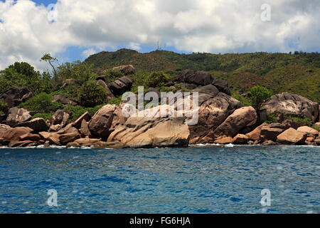 Riesige Granitfelsen auf Praslin Insel im Indischen Ozean. Stockfoto
