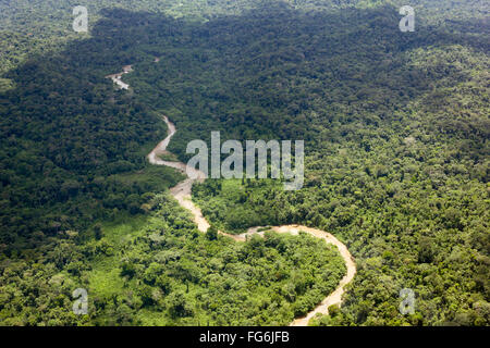 Luftaufnahme von einem Fluss durchquert amazonische Tieflandregenwald in Provinz Pastaza in Ecuador Stockfoto