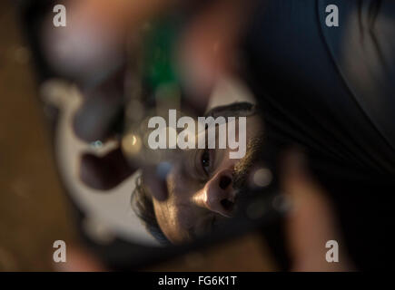 Buenos Aires, Argentinien. 17. Februar 2016. eine defekte Festplatte in Buenos Aires, Hauptstadt von Argentinien, am 17. Februar 2016 zu einem Armband in seiner Werkstatt zerlegt. Hernan Bressan, eine Elektronik Experten und verantwortlich für die Elektron-Erinnerungen-Initiative wiederverwendet elektronischen Müll zu machen, die Grundlage für Schmuck und Accessoires. © Martin Zabala/Xinhua/Alamy Live-Nachrichten Stockfoto