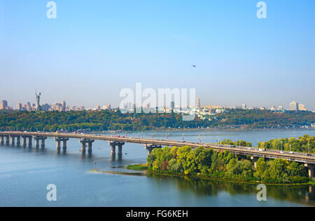 Hubschrauber fliegen über der Stadt Kiew. Kiew ist die Hauptstadt der Ukraine Stockfoto