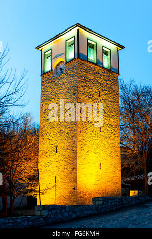 Uhrturm am blauen Nacht in Safranbolu Karabuk Türkei. Stockfoto