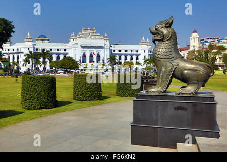 Rathaus von Yangon und Löwe Statue im Maha Bandola Garden Park, Yangon, Myanmar Stockfoto