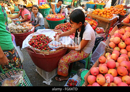 Mädchen verkaufen Erdbeeren in einem Straßenmarkt, Yangon, Myanmar Stockfoto