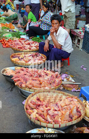 Mann verkauft Huhn in einem Straßenmarkt, Yangon, Myanmar Stockfoto