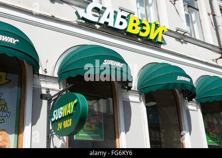 U-Bahn-Fastfood-Restaurant, Newskij Prospekt, St. Petersburg, Nordwesten, Russische Föderation Stockfoto