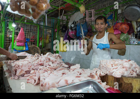 Filipino Metzger, CO2-Markt in der Innenstadt von Cebu City, Philippinen Stockfoto