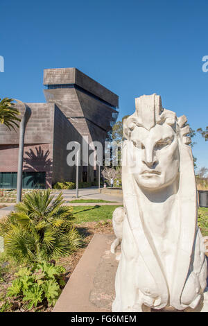 M.h. de Young Memorial Museum mit Sphinx-Skulptur im Vordergrund, Golden Gate Park, San Francisco, Kalifornien, USA Stockfoto