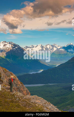 Ein Mann Wandern in der Nähe des Harding Icefield Trail mit den Chugach Mountains und dem Resurrection Valley im Hintergrund, Kenai Fjords National Park, ... Stockfoto