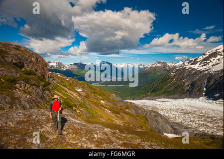 Ein Mann Wandern in der Nähe des Harding Icefield Trail mit den Chugach Mountains und dem Resurrection Valley im Hintergrund, Kenai Fjords National Park, ... Stockfoto