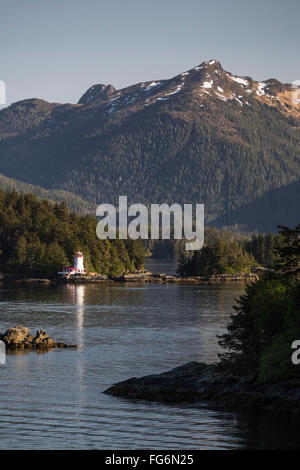 Kleinen Inseln bevölkert von Sitka Fichtendecke Bäume, ein Leuchtturm im Hintergrund; Sitka, Alaska, Vereinigte Staaten von Amerika Stockfoto