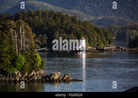 Kleinen Inseln bevölkert von Sitka Fichtendecke Bäume, ein Leuchtturm im Hintergrund; Sitka, Alaska, Vereinigte Staaten von Amerika Stockfoto