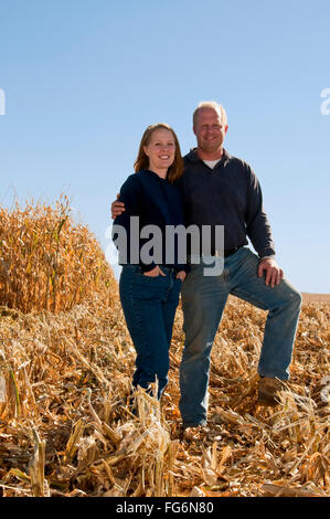 Landwirtschaft - Landwirt-Mann und Frau zusammen in einem teilweise geernteten Getreide Kornfeld darstellen, im Herbst / in der Nähe von Sioux City, Iowa, USA. Stockfoto