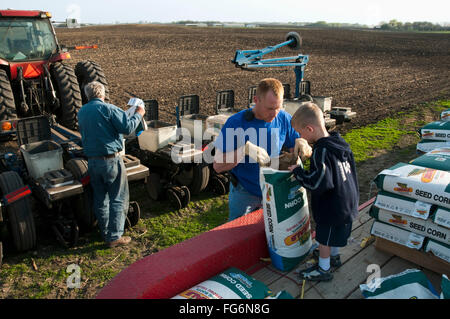 Landwirtschaft - Drei Generationen Von Familienbauern Verladen Ihrer Pflanzmaschine Mit Maiskörner Zur Vorbereitung Auf Die Frühjahrspflanzung / In Der Nähe Von Northrop, Minnesot... Stockfoto