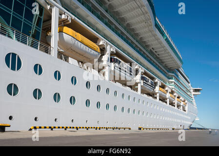 Royal Caribbean "Brilliance of the Seas" Kreuzfahrtschiff am Passagierhafen, Nordwesten, Sankt Petersburg, Russland Stockfoto