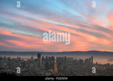 Sonnenaufgang über dem Zentrum von San Francisco, Kalifornien, USA Stockfoto