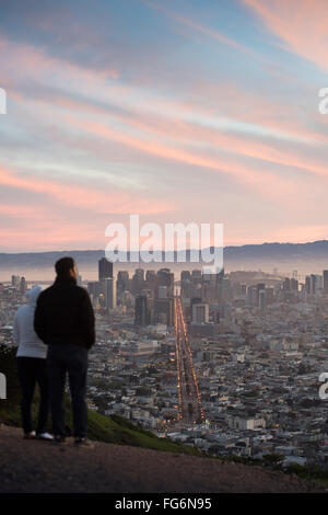 Beobachten den Sonnenaufgang von Twin Peaks, über Downtown San Francisco, Kalifornien, USA. Stockfoto