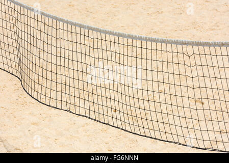 Volleyballnetz am leeren Sandstrand. horizontalen Schuss Stockfoto