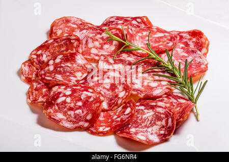 Italienische Salami mit Pfeffer, Mailand, Bratwurst, fein gehackt, Rosmarin, Fleisch, Schweinefleisch, würzig, Aroma, Würze, lecker, teure, exklusive Stockfoto