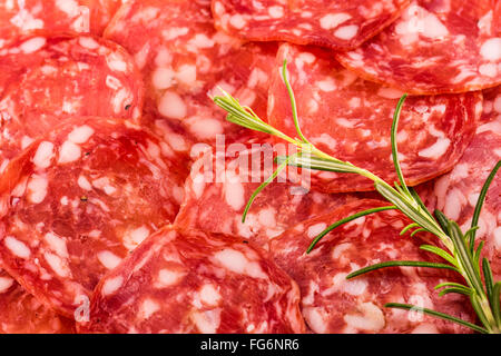 Italienische Salami mit Pfeffer, Mailand, Bratwurst, fein gehackt, Rosmarin, Fleisch, Schweinefleisch, würzig, Aroma, Würze, lecker, teure, exklusive Stockfoto