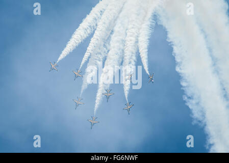 Singapur, 16. Februar 2016: Aerial Display auf der Singapore Airshow 2016. T-50 b Black Eagles Kampfjets von der Republik von Korea Air Stockfoto