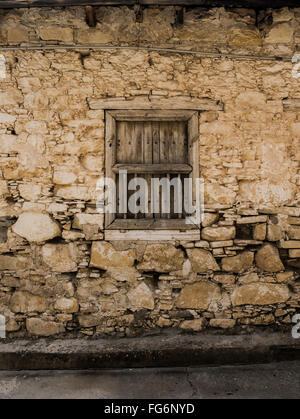 Ein altes Haus mit einem hölzernen Fenster Rollläden im Dorf Omodos, Zypern Stockfoto