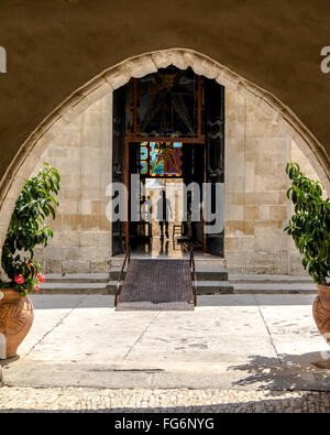 Ein kleiner Junge steht im Inneren (Timios Stavros) Heilig-Kreuz Kirche im Dorf Omodos, Zypern Stockfoto