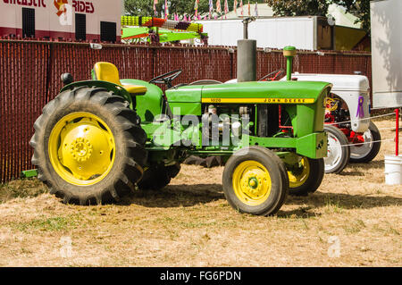 John Deere 1020-Oldtimer-Traktor im Clackamas County Fair, Canby, Oregon Stockfoto