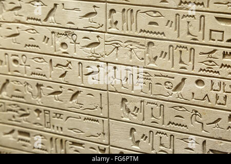 Florenz, Italien - 20. September 2015: Nahaufnahme Detailansicht der ägyptischen Tablet Inschriften mit hieroglyphischen Zeichen. Stockfoto