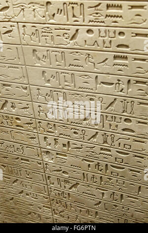 Florenz, Italien - 20. September 2015: Nahaufnahme Detailansicht der ägyptischen Tablet Inschriften mit hieroglyphischen Zeichen. Stockfoto
