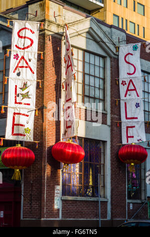 Verkauf Zeichen auf eine Retail-Geschäft in Portland, Oregon Stockfoto