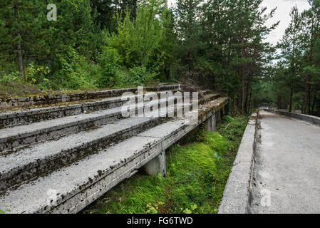 beschädigt, Sarajevo Olympische Bob- und Rodelbahn gelegen auf Trebević Berg, gebaut für die Olympischen Winterspiele 1984 Stockfoto