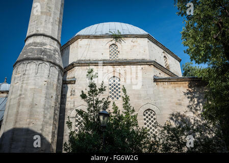 Karagöz Bey Moschee (Karađozbegova Dzamija) in Klammer Fejica Fußgängerzone in der Stadt Mostar, Bosnien und Herzegowina Stockfoto