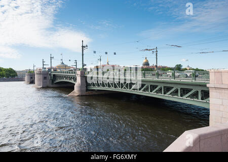 Schlossbrücke und Newa von Vasilievsky Insel, Sankt Petersburg, nordwestliche Region, Russland Stockfoto