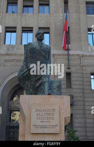 Statue des früheren Präsidenten Salvador Allende vor dem Palacio De La Moneda, Santiago, Chile. Stockfoto