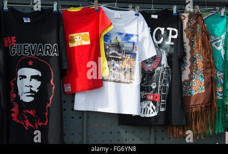 Russische Souvenir T-shirts und Schals, Birzhevaya Ort, Vasilievsky Insel, Sankt Petersburg, Nordwest-Region, Russland Stockfoto