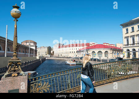 Fußgängerbrücke über Moyka River, Saint Petersburg, nordwestliche Region, Russland Stockfoto