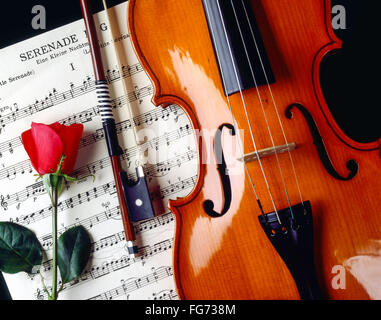 Stillleben mit Geige und Bogen mit Rose und Musik Blatt, London, England, Vereinigtes Königreich Stockfoto