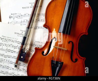 Stillleben mit Geige und Bogen mit Musik Blättern, London, England, Vereinigtes Königreich Stockfoto