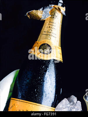 Geöffnete Flasche Veuve Clicquot Champagner im Eiskübel, London, England, Vereinigtes Königreich Stockfoto